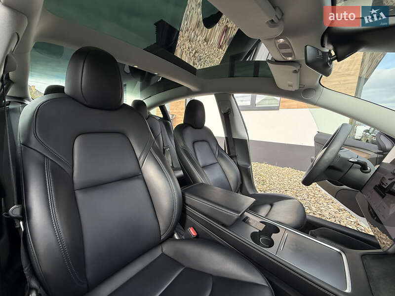 Седан Tesla Model 3 2023 в Стрию