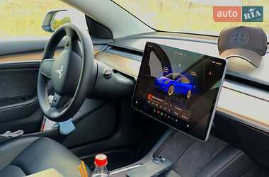 Седан Tesla Model 3 2022 в 