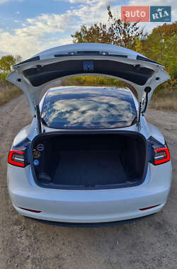 Седан Tesla Model 3 2022 в 