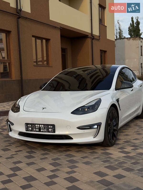 Седан Tesla Model 3 2021 в Измаиле