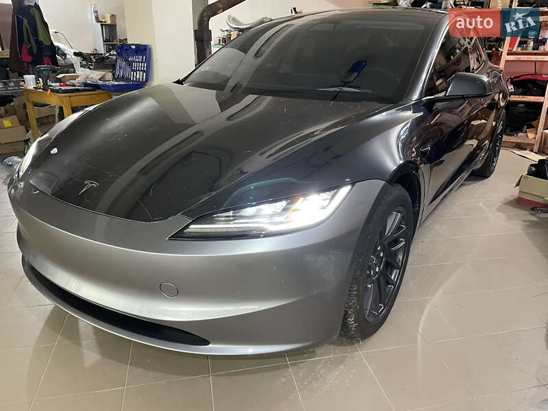 Седан Tesla Model 3 2025 в Бродах