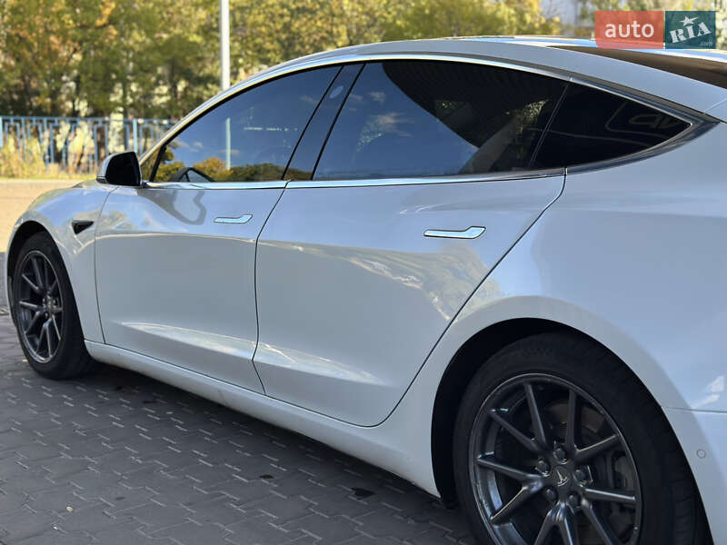 Седан Tesla Model 3 2018 в Николаеве