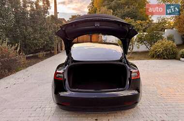 Седан Tesla Model 3 2022 в 