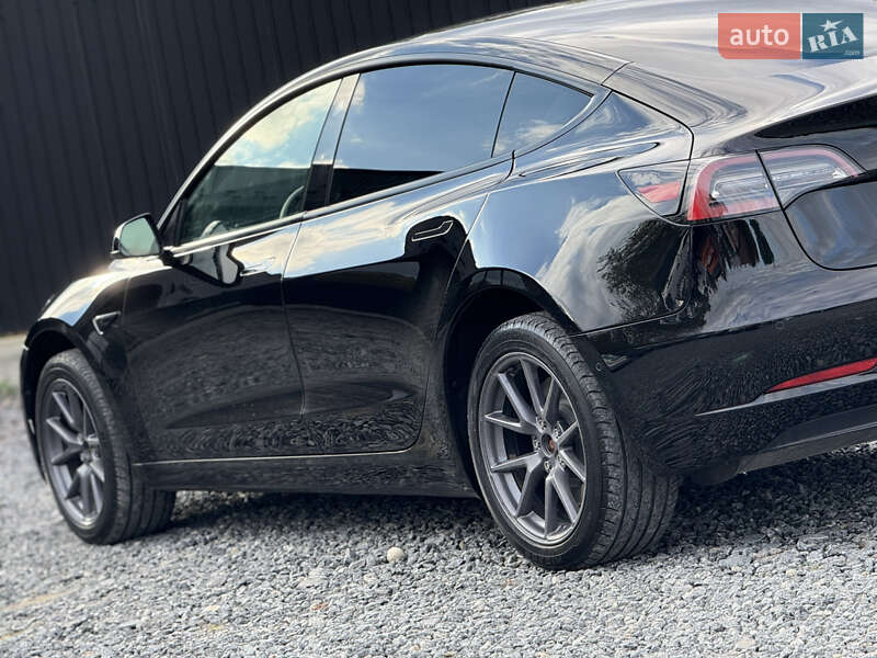 Седан Tesla Model 3 2022 в Дрогобичі