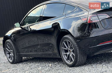 Седан Tesla Model 3 2022 в 