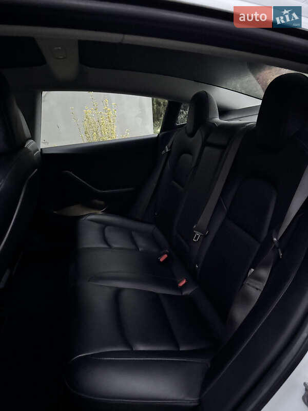 Седан Tesla Model 3 2018 в Рівному