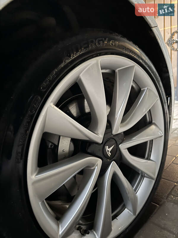 Седан Tesla Model 3 2018 в Рівному