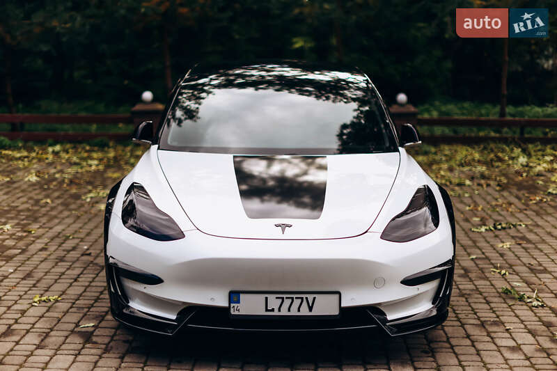 Седан Tesla Model 3 2019 в Львові