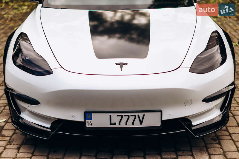 Седан Tesla Model 3 2019 в Львові