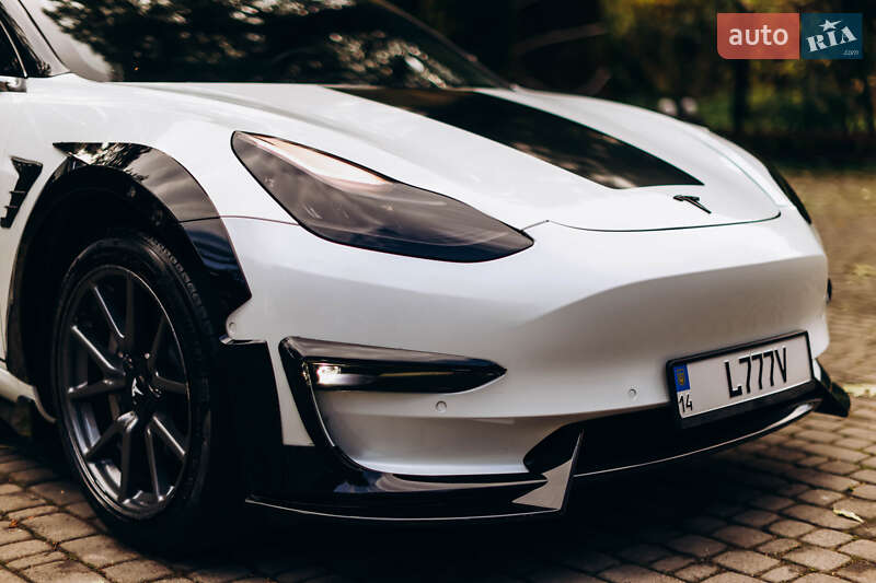 Седан Tesla Model 3 2019 в Львові