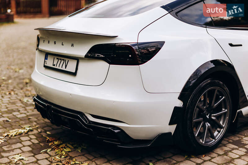 Седан Tesla Model 3 2019 в Львові