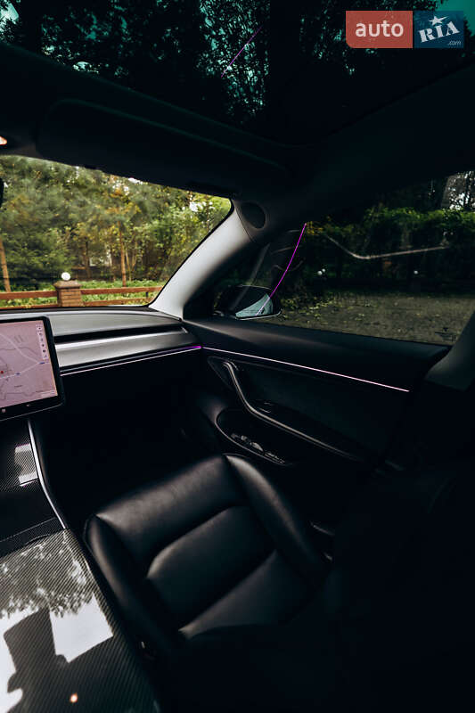 Седан Tesla Model 3 2019 в Львові