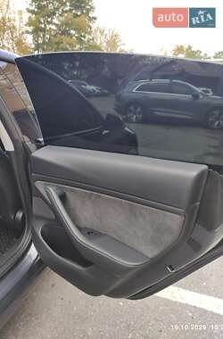 Седан Tesla Model 3 2021 в 