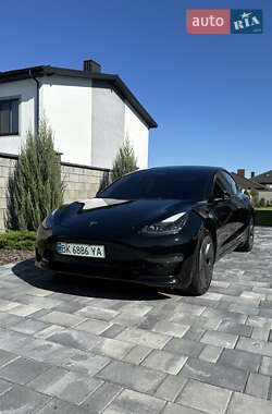 Седан Tesla Model 3 2022 в 