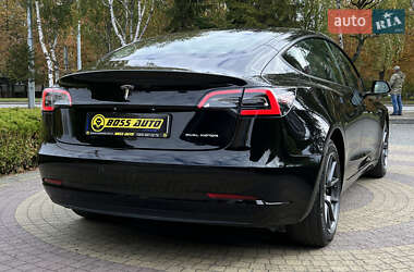 Седан Tesla Model 3 2022 в 