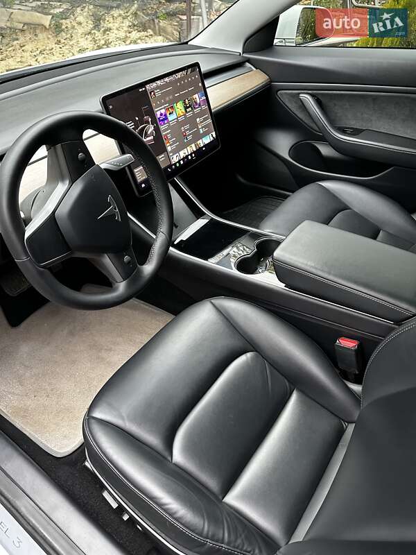 Седан Tesla Model 3 2019 в Броварах