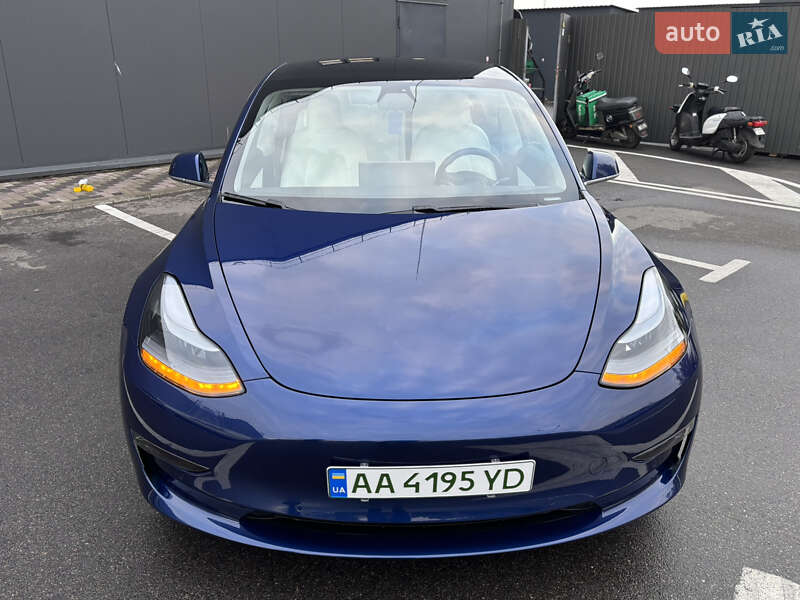 Седан Tesla Model 3 2020 в Киеве