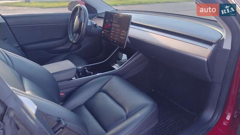 Седан Tesla Model 3 2018 в Львове
