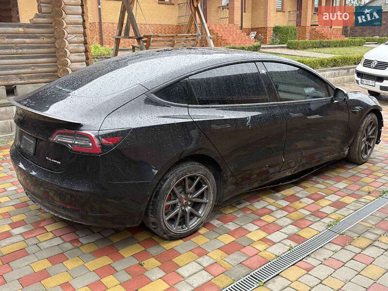 Седан Tesla Model 3 2020 в Ровно