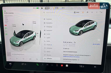 Седан Tesla Model 3 2022 в 