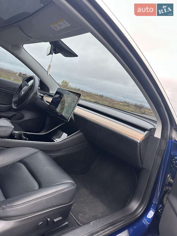 Седан Tesla Model 3 2019 в Березному