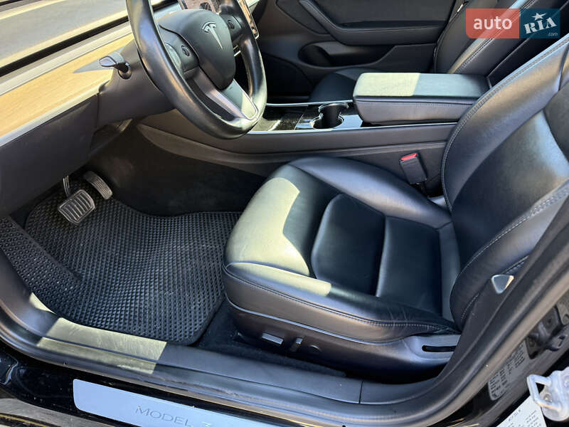 Седан Tesla Model 3 2019 в Нововолынске