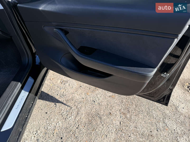 Седан Tesla Model 3 2019 в Нововолынске