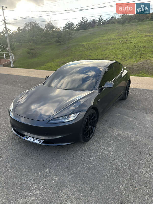 Седан Tesla Model 3 2024 в Чорноморську
