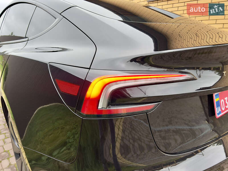 Седан Tesla Model 3 2024 в Олевську