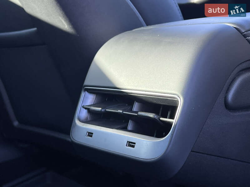 Седан Tesla Model 3 2020 в Луцьку
