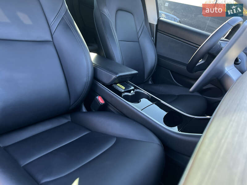 Седан Tesla Model 3 2020 в Луцьку