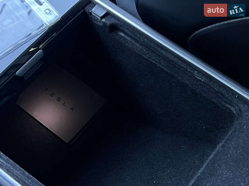 Седан Tesla Model 3 2020 в Луцьку