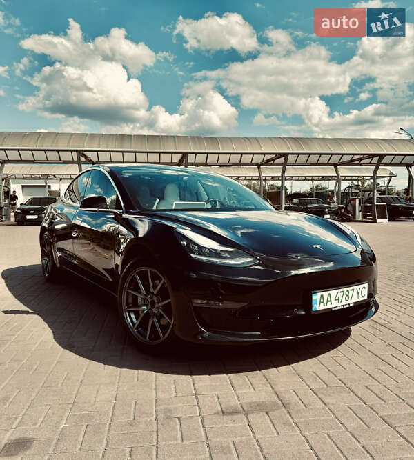 Седан Tesla Model 3 2019 в Киеве
