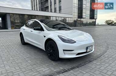 Седан Tesla Model 3 2022 в 