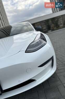 Седан Tesla Model 3 2022 в 