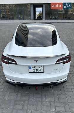 Седан Tesla Model 3 2022 в 