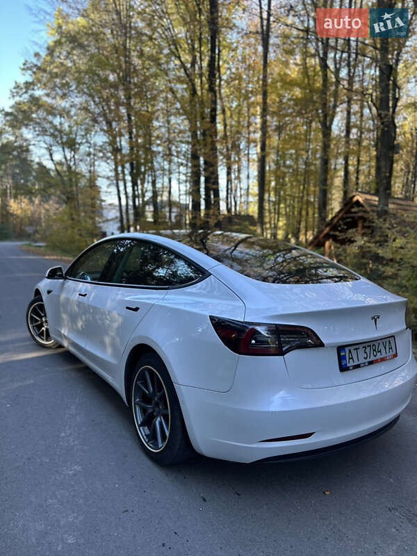Седан Tesla Model 3 2021 в Івано-Франківську