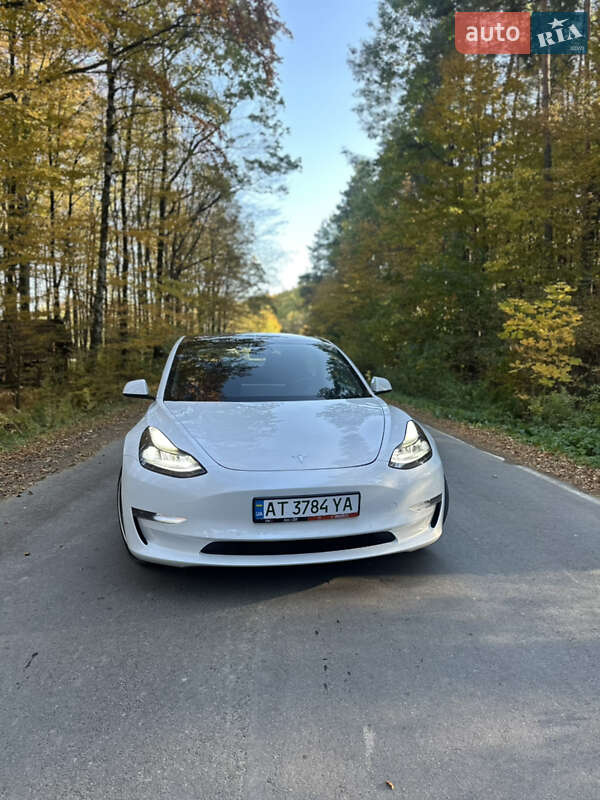 Седан Tesla Model 3 2021 в Івано-Франківську