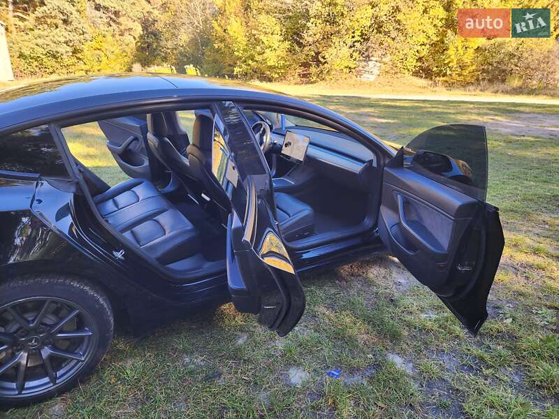 Седан Tesla Model 3 2021 в Кременці