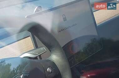Седан Tesla Model 3 2023 в 