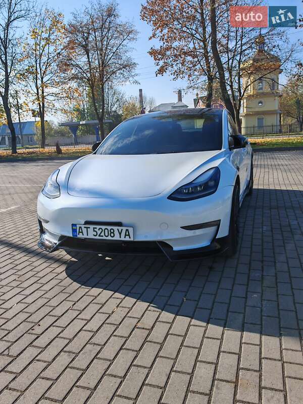 Седан Tesla Model 3 2021 в Коломиї