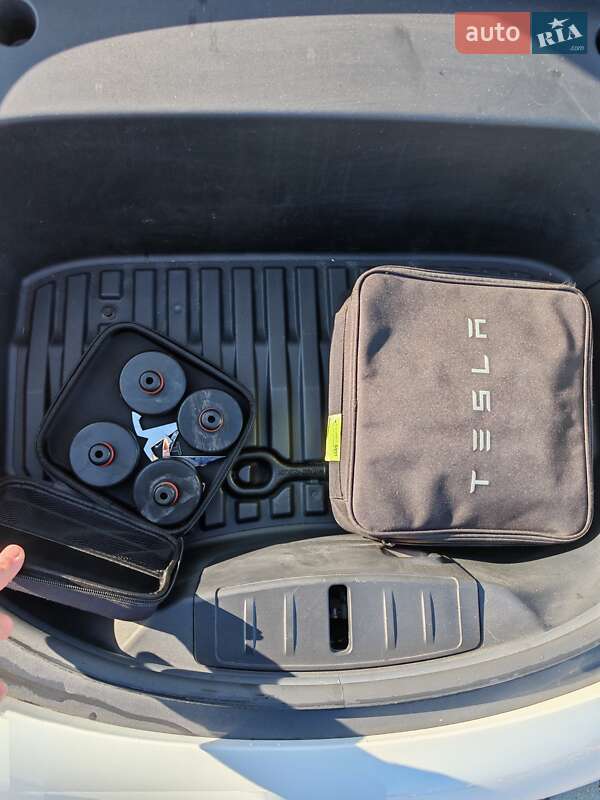 Седан Tesla Model 3 2021 в Коломиї