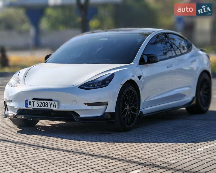 Седан Tesla Model 3 2021 в Коломиї