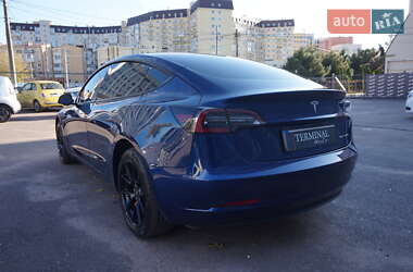 Седан Tesla Model 3 2022 в 