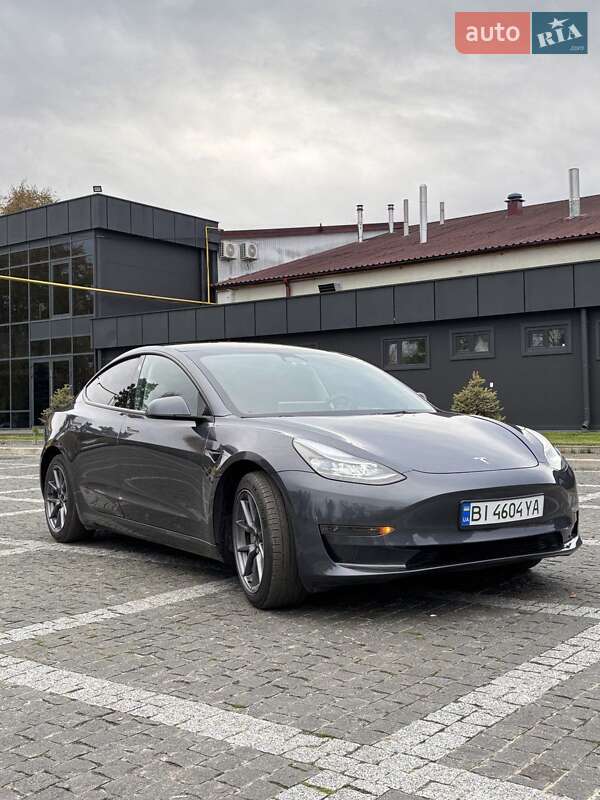 Седан Tesla Model 3 2023 в Пирятині