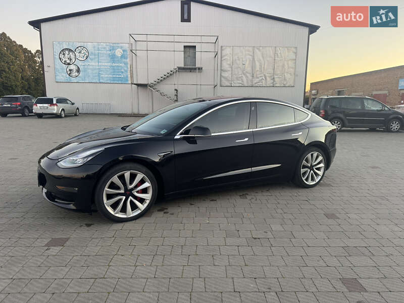 Седан Tesla Model 3 2018 в Володимирі