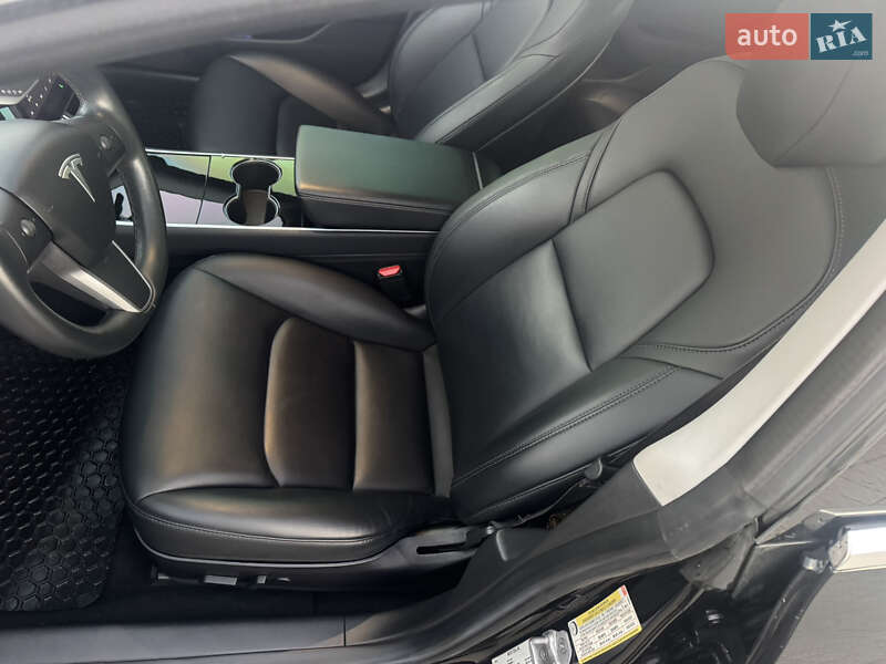 Седан Tesla Model 3 2018 в Володимирі