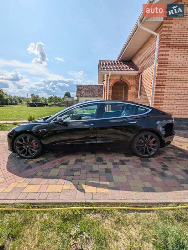 Седан Tesla Model 3 2020 в Березному