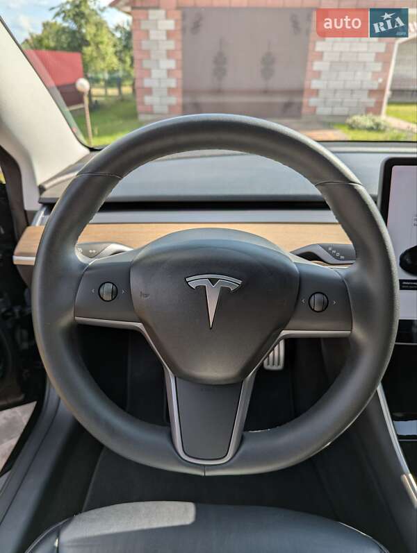 Седан Tesla Model 3 2020 в Березному