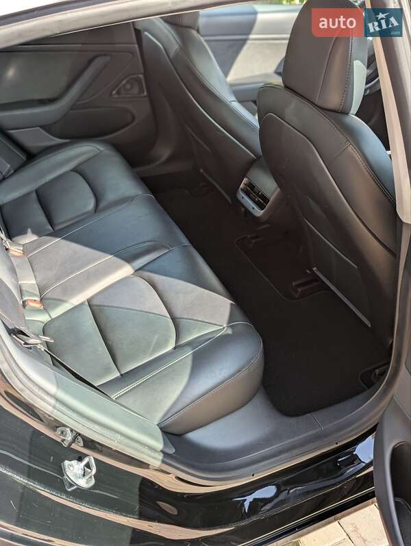 Седан Tesla Model 3 2020 в Березному